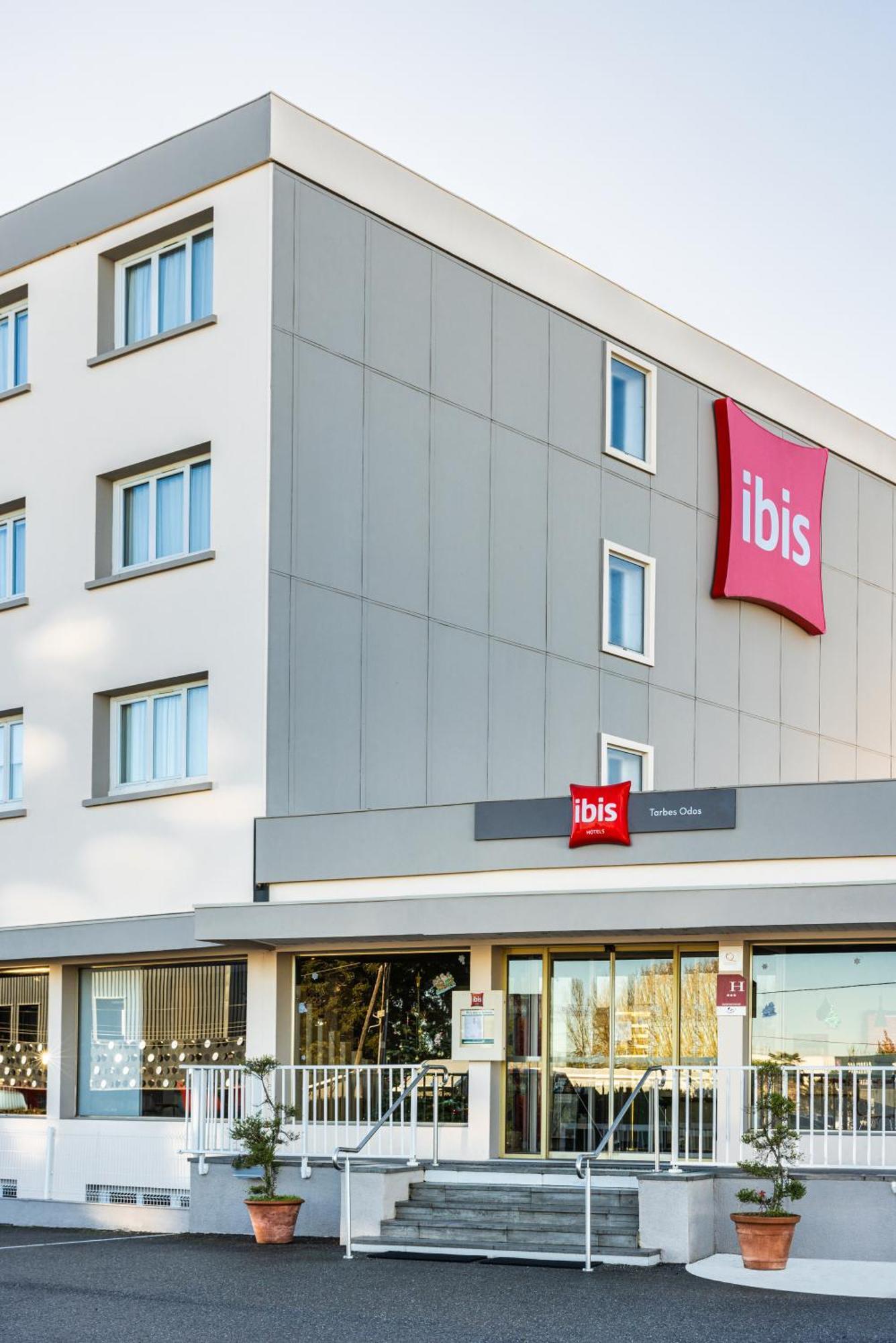 ibis Tarbes Odos Hotel Bagian luar foto